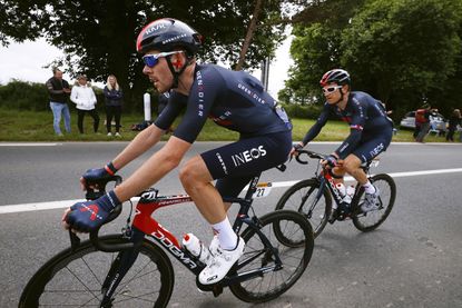 Luke Rowe guiding Geraint Thomas back to the peloton at the Tour de France 2021