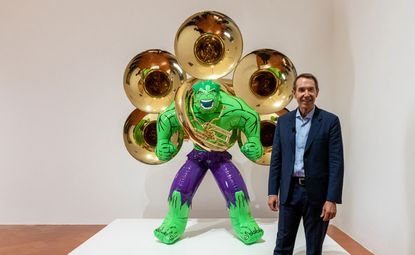 艺术家杰夫·昆斯(Jeff Koons)与他的作品《浩克(大号)》合影，2004-2018。