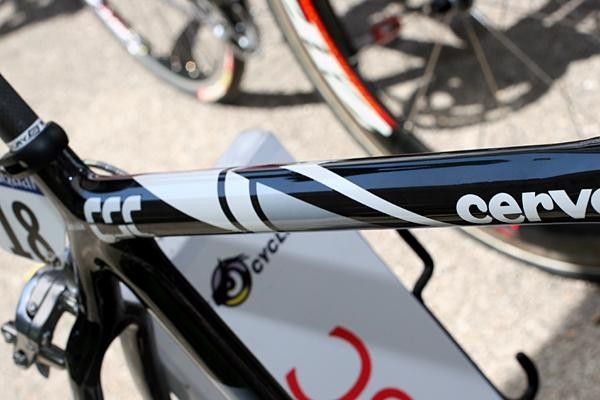A narrow-width top tube allows a rider to keep their knees in while pedalling.