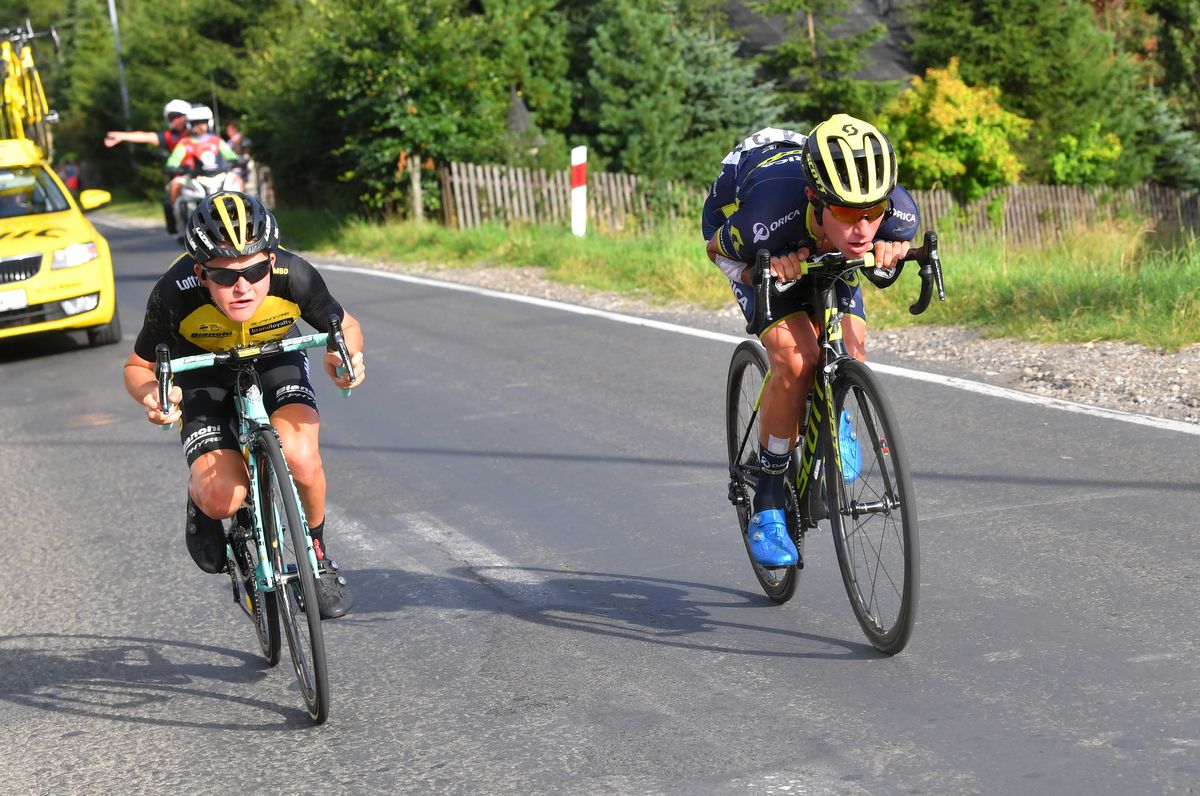 Antwan Tolhoek (LottoNl-Jumbo) and Rob Power (Orica-Scott) get aero