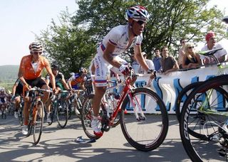 Alexandr Kolobnev (Katusha) tried to bridge with Igor Anton (Euskaltel-Euskadi).