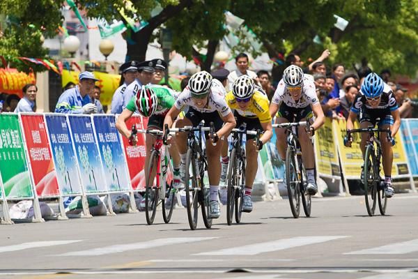 HTC-Highroad's Chloe Hosking and Ina-Yoko Teutenberg sprint to a 1-2 finish.