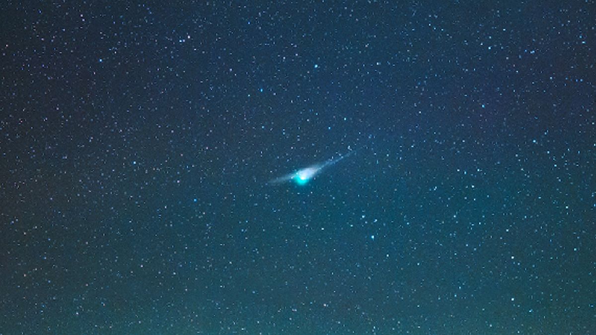 Optical Illusion Gives Rare Green Comet An Anti Tail That Seemingly Defies Physics