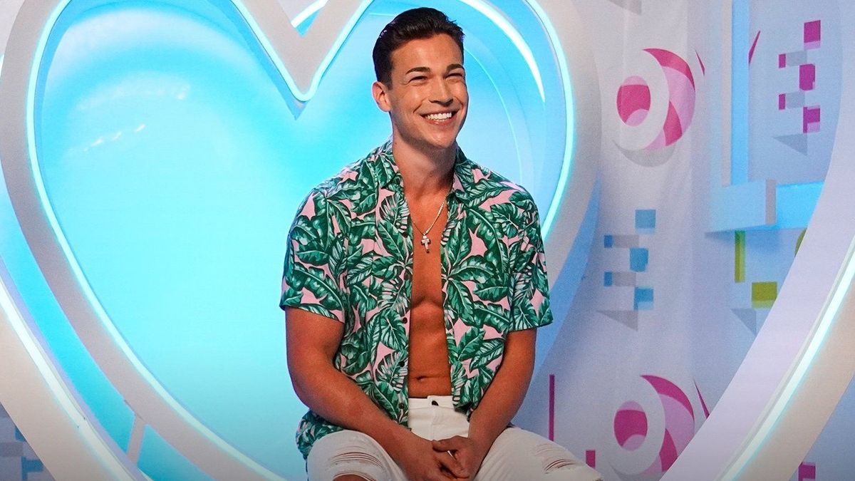 Andy smiling as a contestant of Love Island USA season 4