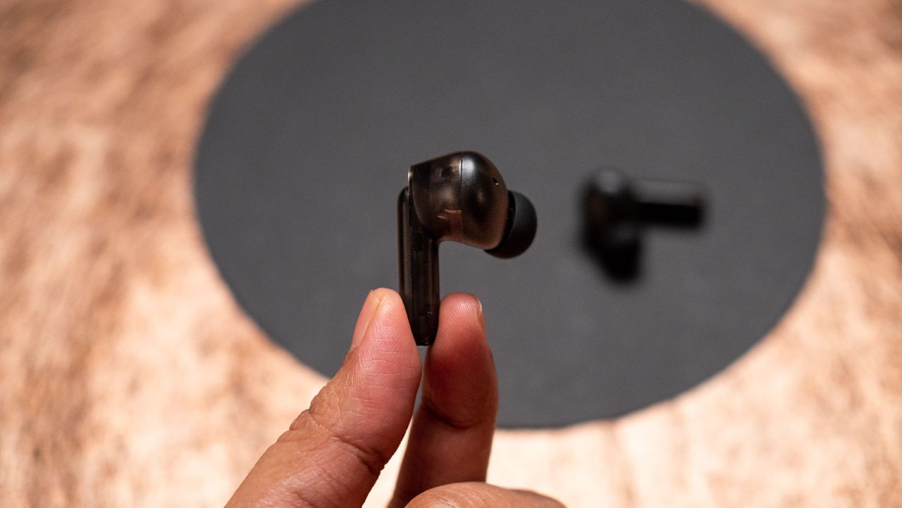Side view of the Creative Aurvana Ace 2 in hand