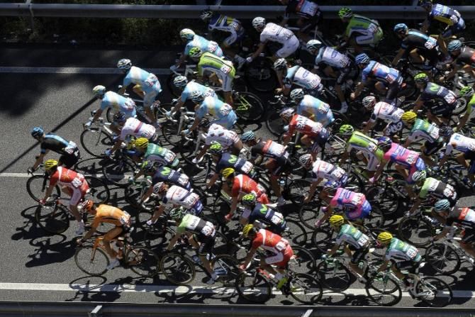 The Vuelta peloton head towards the finish on stage 3