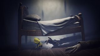 Huvudpersonen sitter och gömmer sig under en säng i Little Nightmares, med långa händer som sträcker sig efter honom.