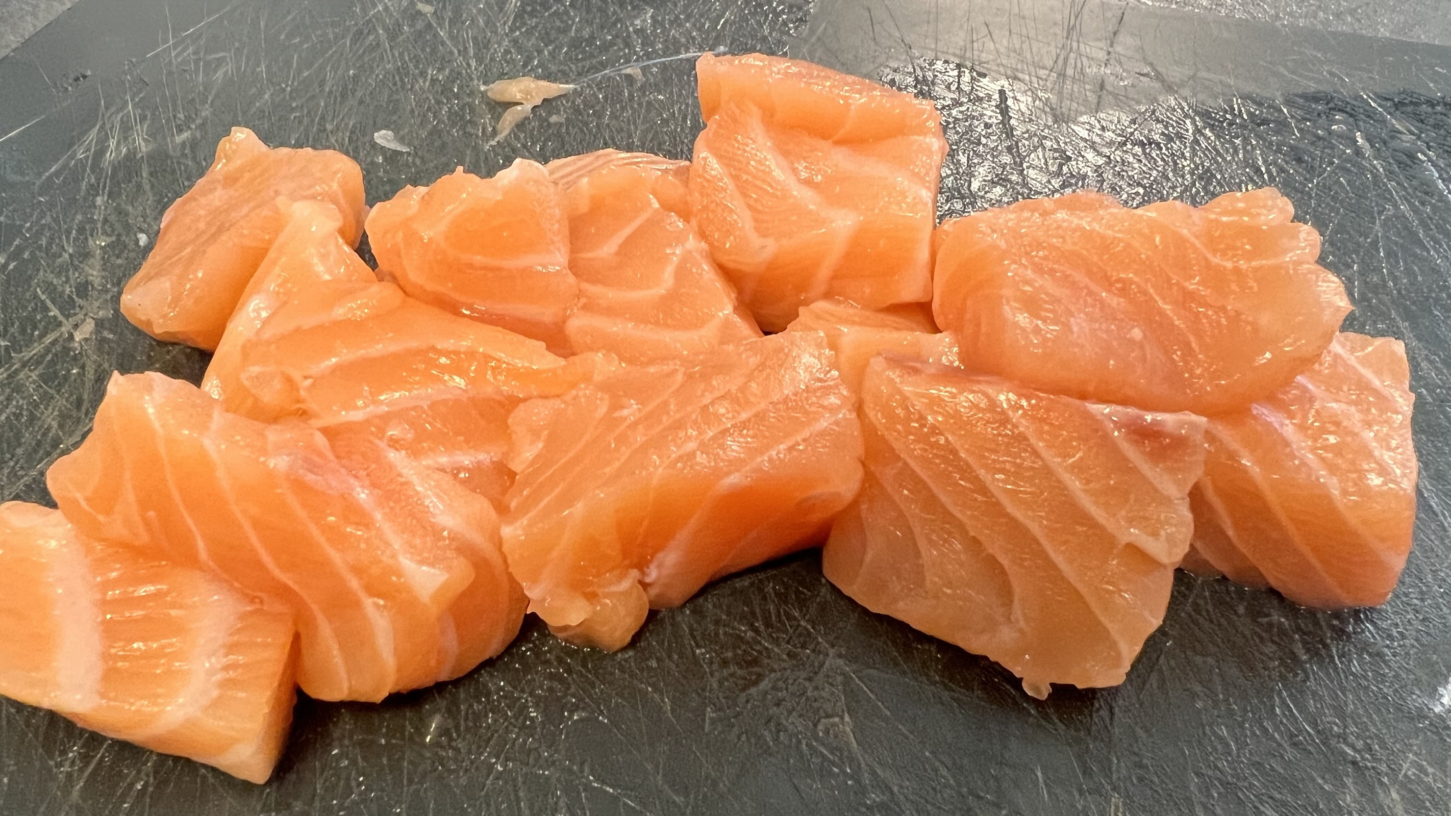 Salmon cortado en dados para cocinarlos en la freidora de aire