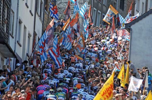 The peloton packed on the Cote de Saint Roch