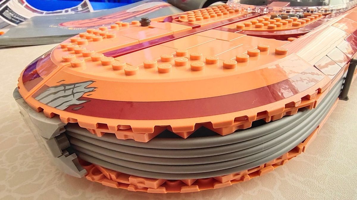 Lego Star Wars Luke Skywalker&rsquo;s Landspeeder 75341_front close up