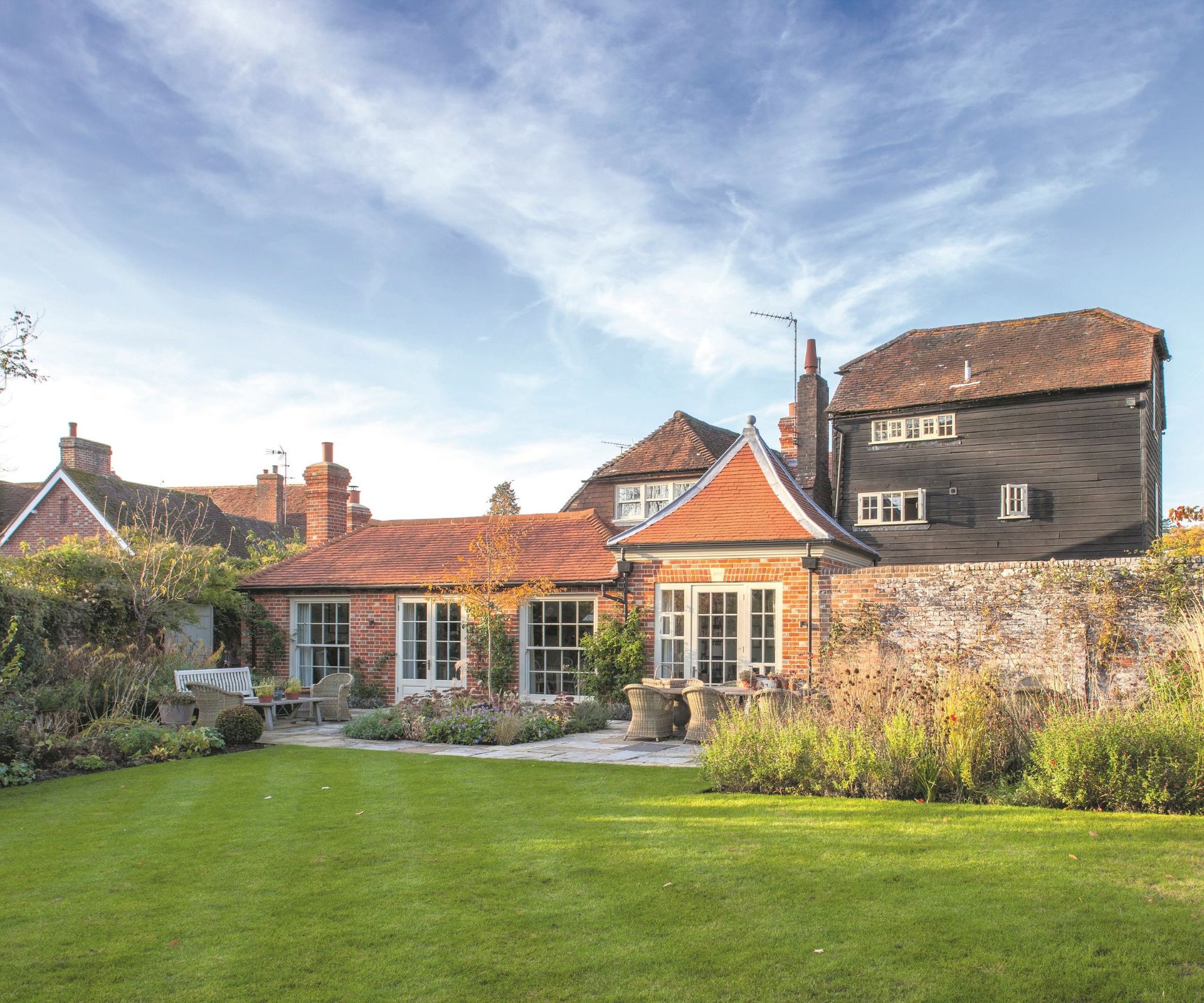 THE COACH HOUSE, SURREY: REAR/BACK GARDEN IN AUTUMN DESIGNED BY BARBARA BROOKS.