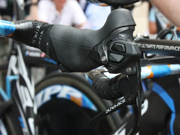 Bradley Wiggins had perhaps the most unique base bar grip setup in the peloton with this custom-made hybrid of Shimano Dura-Ace 7900 STI and Di2.