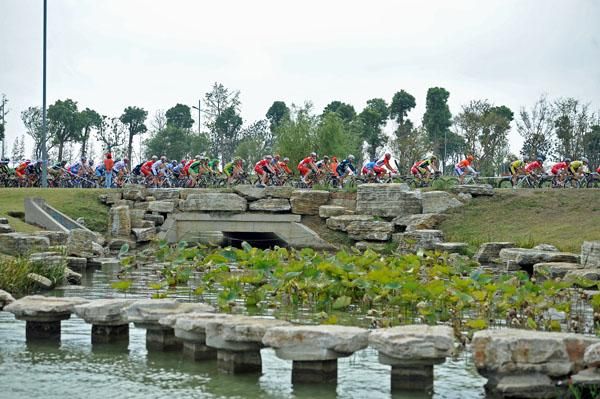 The peloton in action during stage 3 at Tour of Taihu Lake
