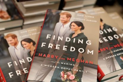 picture of the new finding freedom book, written by authors Omid Scobie and Carolyn Durand