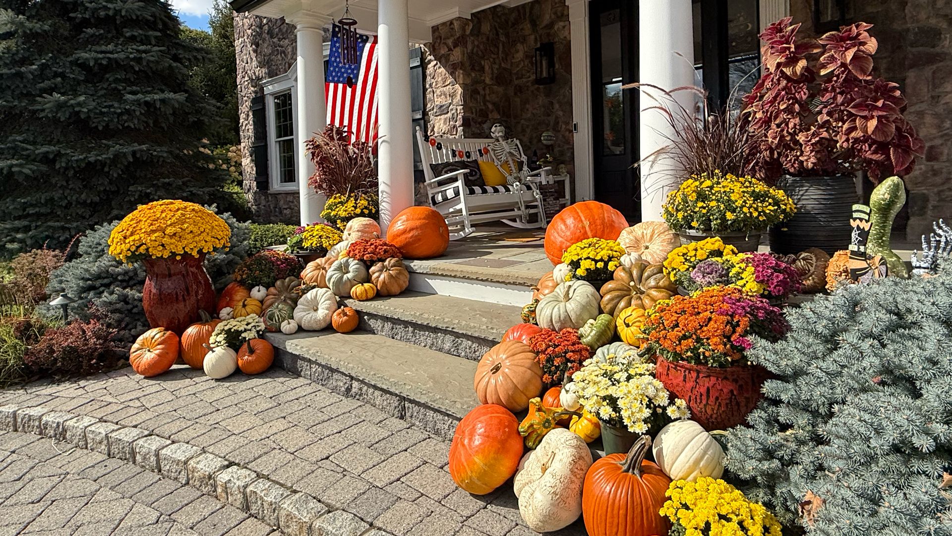 5 expert tips for tasteful fall porch decor