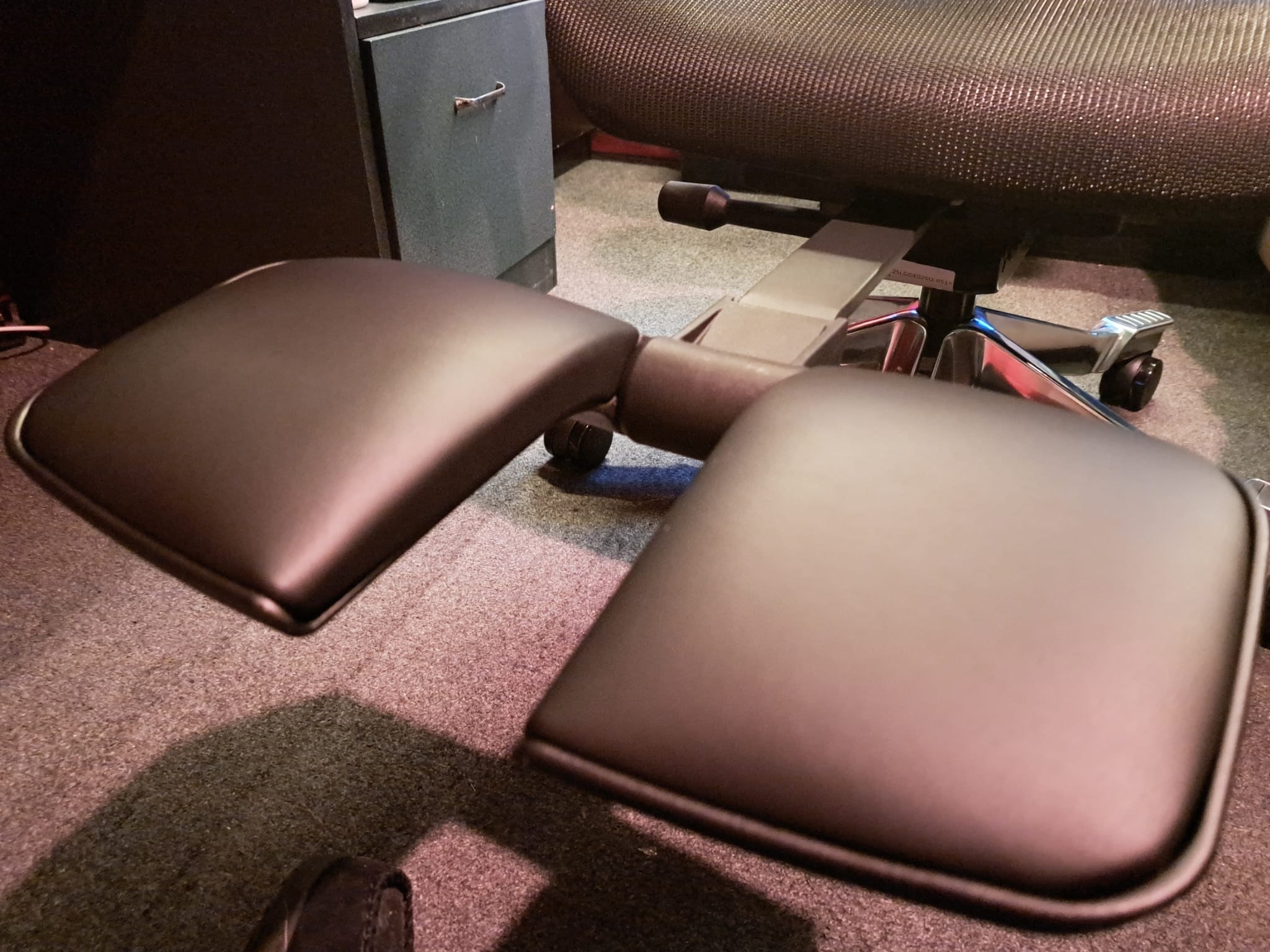 Photograph of the FlexiSpot C7 Morpher's optional footrest