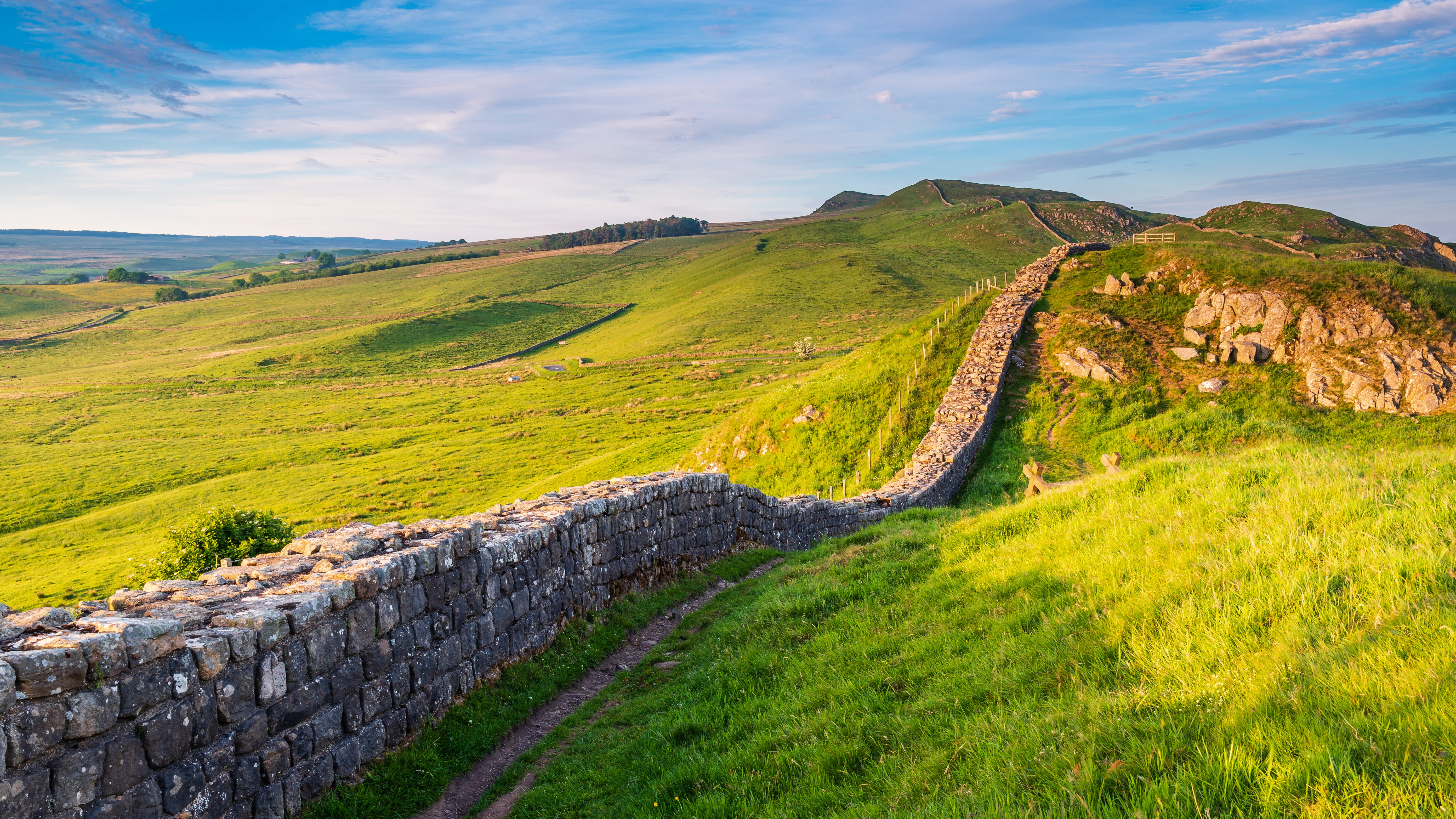 O imagine a Zidului lui Hadrian din Parcul Național Northumberland din Marea Britanie.