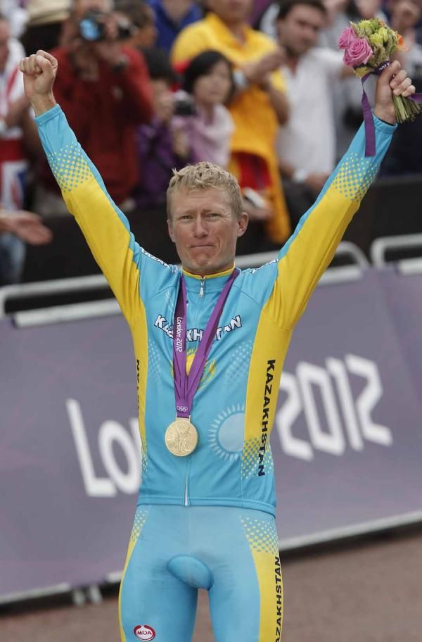 Alexandre Vinokourov (Kazakhstan) atop the London podium.