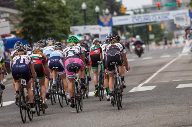 The women's field head into the finishing laps.
