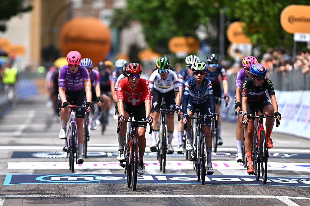 A group finishes stage 3 after a crash with 2.5km to go