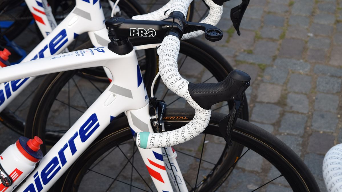 After double-wrapping all the way to the centre of the bars, this mechanic was left a little short on the drops