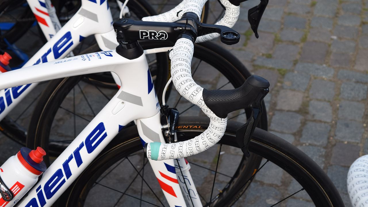 After double-wrapping all the way to the centre of the bars, this mechanic was left a little short on the drops