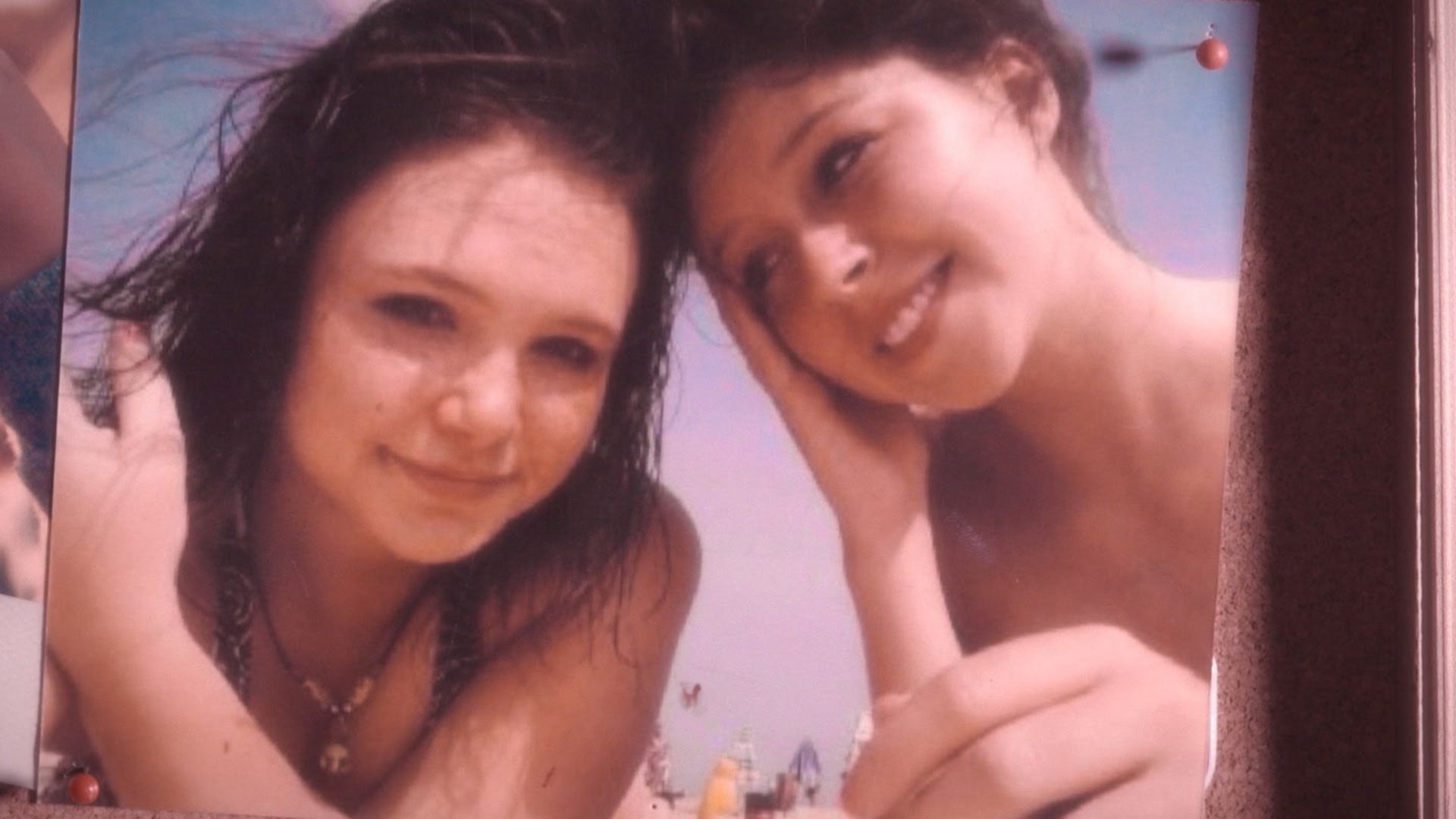 لقطة ثابتة لسكايلار نيز وصديقتها شيلا.