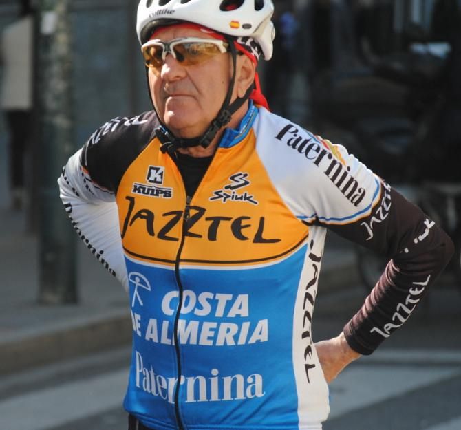 A fan showing the jersey of Jazztel - Costa de Almer&iacute;a, local team that ran from 1999 to 2004 and rode several Vuelta a Espa&ntilde;a. Its more celebrated riders were Fabio Roscioli and Jos&eacute; Antonio Pecharrom&aacute;n.