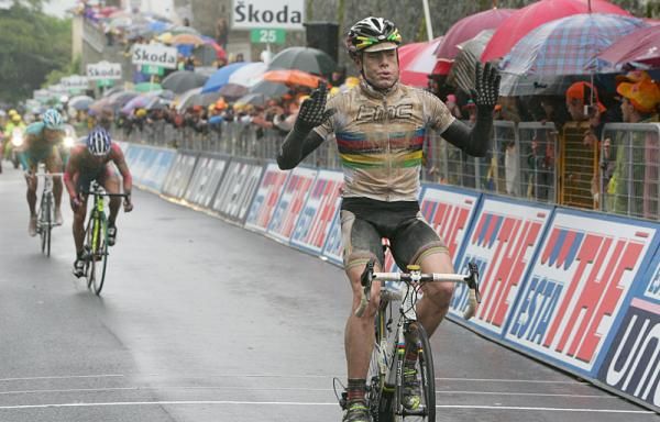 Cadel Evans (BMC) races to win a muddy stage seven at the Giro d'Italia.