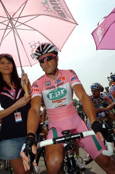 We don't want the maglia rosa turning pink in the sun! Petacchi gets some shade from the umbrella ladies.