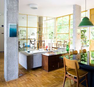 The existing wood parquet flooring distinguishes the flat’s main rooms, from the concrete-floor wet areas
