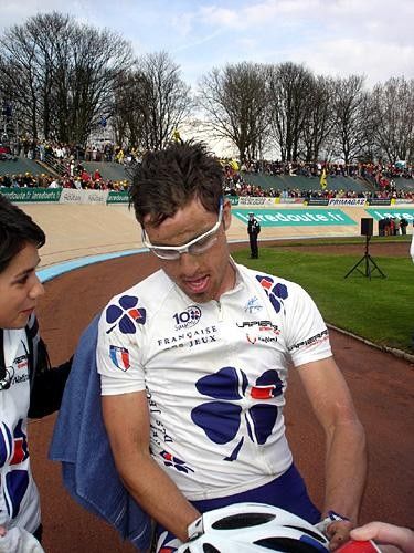 Bernhard Eisel (FDJ) towels down