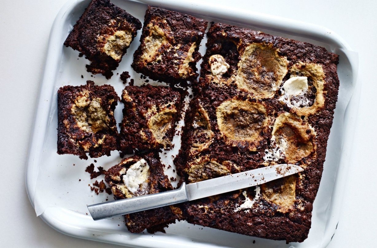 Sticky marshmallow and chocolate tray bake