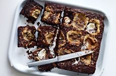 Sticky marshmallow and chocolate tray bake