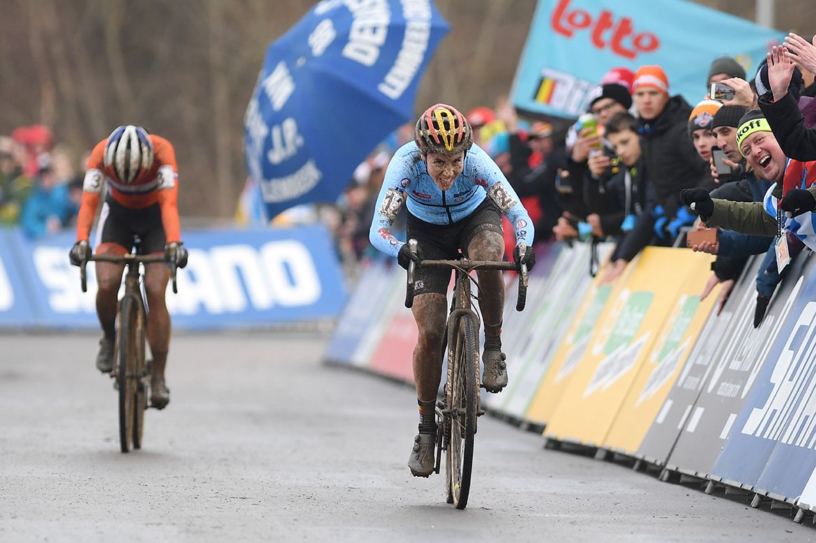 Sanne Cant sprints to the line