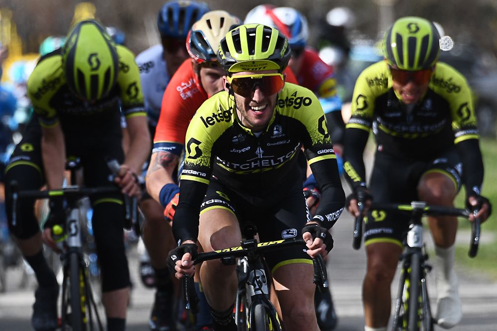 Simon Yates in the bunch during stage 4 at Paris-Nice