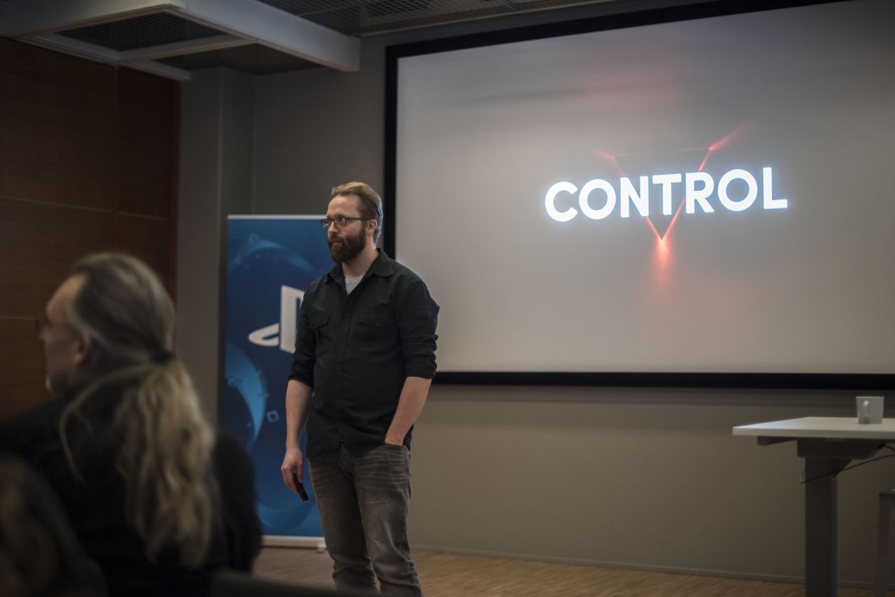 Controlin ohjaaja Mikael Kasurinen esittelee pelin t&auml;rkeimm&auml;t teesit esittelyp&auml;iv&auml;n&auml;. Kuva: Joonas Pikkarainen / TechRadar Suomi