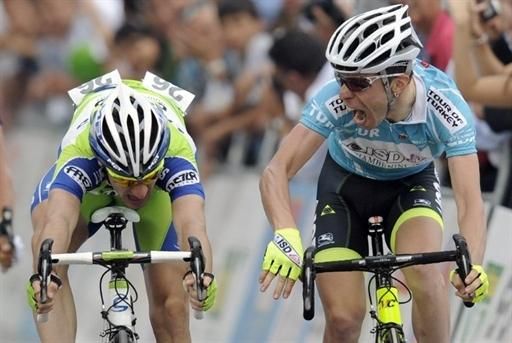 Giovanni Visconti (ISD) screams at Elia Viviani in the sprint on stage 7.