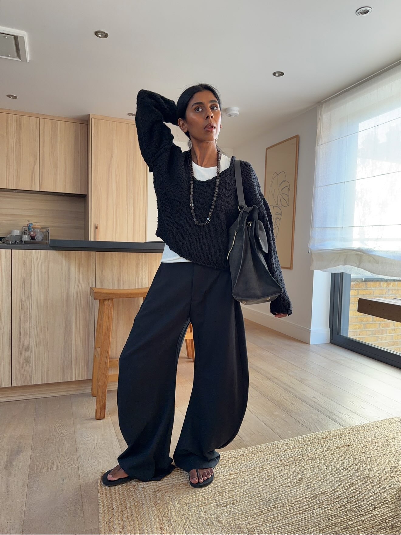 Woman wearing a fall 2026 outfit with balloon pants.