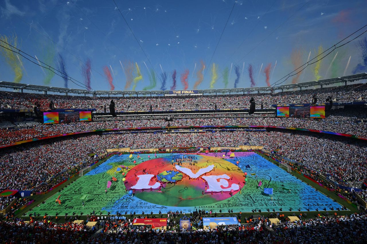 No love for the World Cup half time show... the three hour wait to get into the stadium was more entertaining