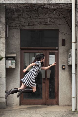 Defying Gravity: Tokyo Photographer 'Levitates