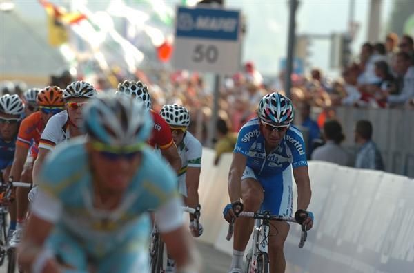 Alexandre Vinokourov (left, Kazakhstan) rides ahead of Filippo Pozzato (Italy).