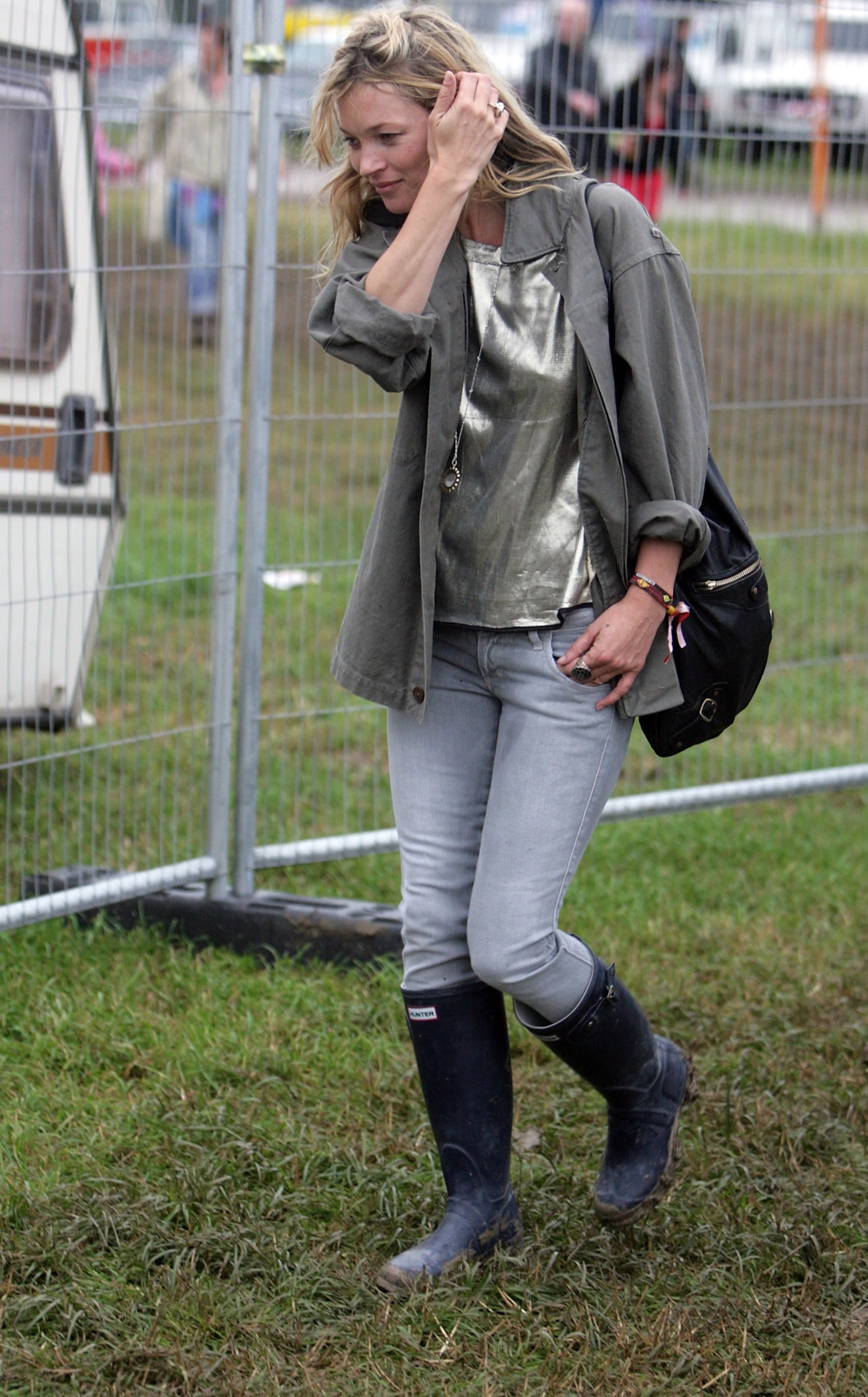 Kate moss wears hunter boots at Glastonbury festival.