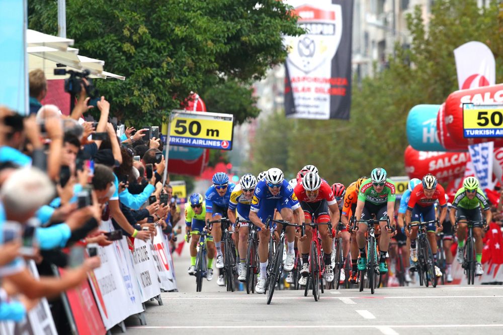 Alvaro Hodeg (QuickStep Floors) faced a late challenge from John DEgenkolb (Trek-Segafredo)
