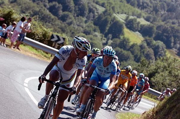 Bettini looks to Davide Rebellin (Gerolsteiner).