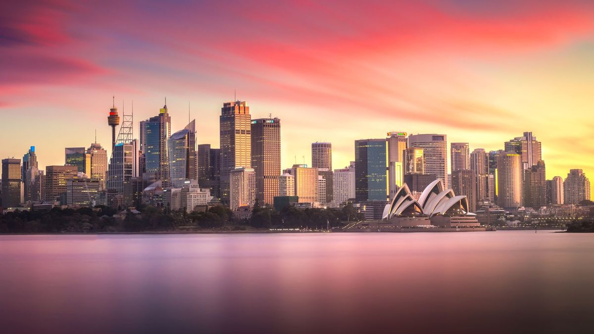 Sydney&amp;#039;s skyline at dusk