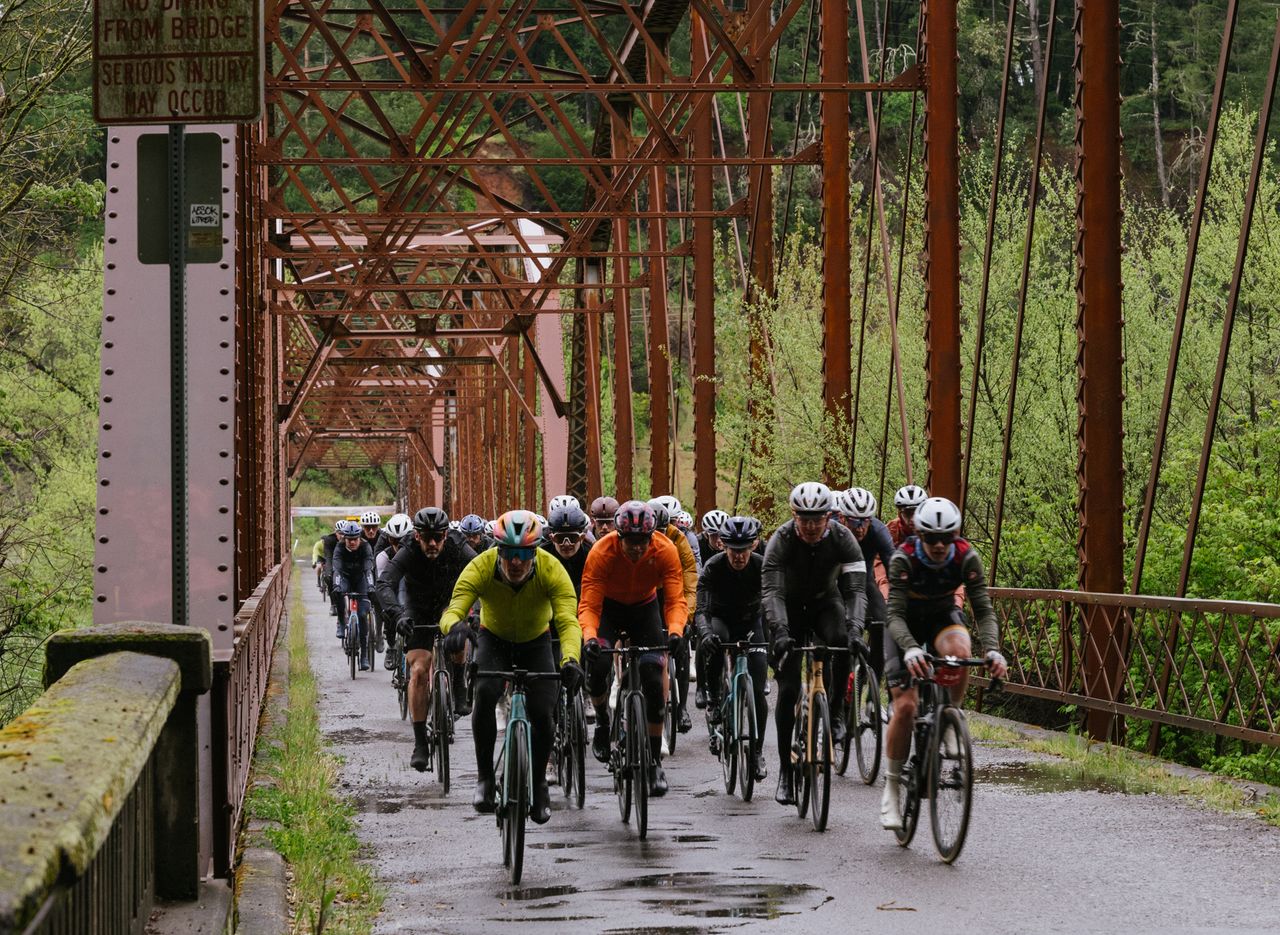 The peloton endures rain and cold temperatures across Sonoma County