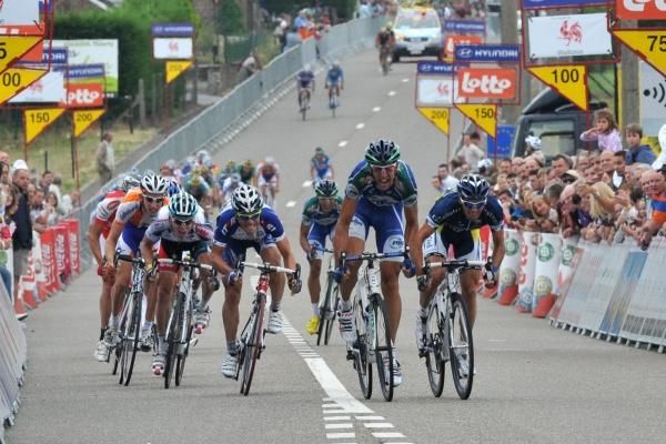 The peloton fractured in the final kilometres