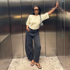 @nlmarilyn wearing flip flops, jeans and t-shirt