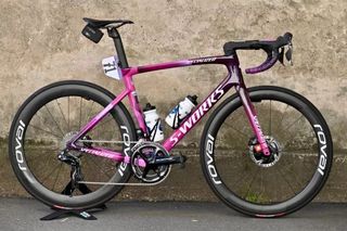 Sagan's Specialized Tarmac SL7 at the Tour of Italy against a wall